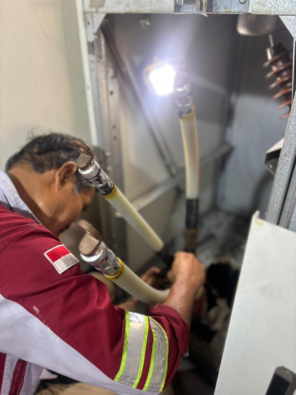 Tightening dan Test Shuntrip Panel MV